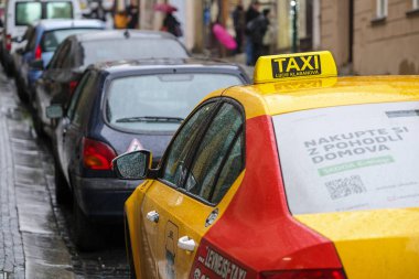 Prag, Çek Cumhuriyeti - 22 Kasım 2019: Prag 'da bir caddenin görüntüsü