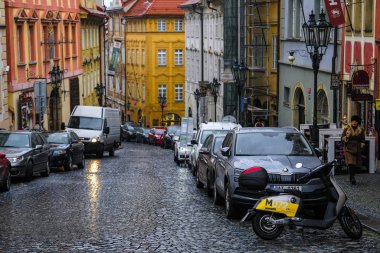 Prag, Çek Cumhuriyeti - 22 Kasım 2019: Prag 'da bir caddenin görüntüsü