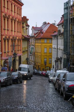 Prag, Çek Cumhuriyeti - 22 Kasım 2019: Prag 'da bir caddenin görüntüsü
