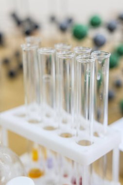 Masadaki test tüplerinin ve mataraların görüntüsü