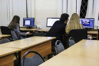 Moskova, Rusya - 25 Ocak 2020: Öğrenciler bilgisayar sınıfında çalışıyor