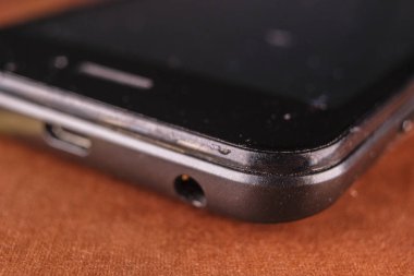 Akıllı telefonun şarjlı konnektörü ve kulaklığı olan bir kısmının yakın plan görüntüsü