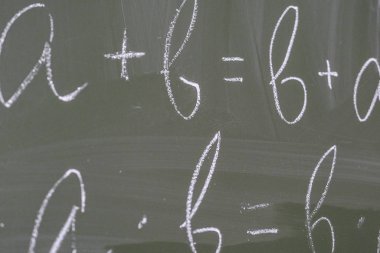 Okul yönetim kurulunda yakın plan yazılar var.