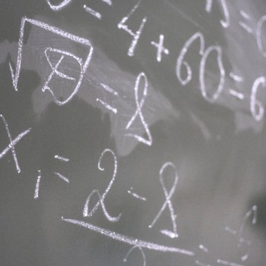 Okul yönetim kurulunda yakın plan yazılar var.