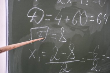 Okul yönetim kurulunda yakın plan yazılar var.