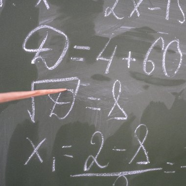 Okul yönetim kurulunda yakın plan yazılar var.