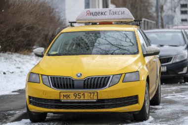 Moscocw, Rusya - 26 Ocak 2020: Moskova caddesindeki taksi görüntüsü
