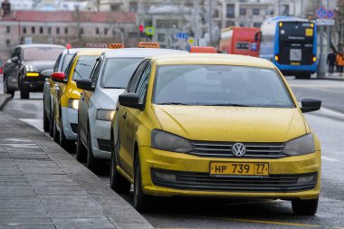 Moskova, Rusya - 26 Ocak 2020: Moskova caddesindeki taksi görüntüsü