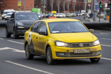 Moskova, Rusya - 26 Ocak 2020: Moskova caddesindeki taksi görüntüsü