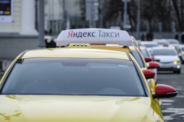 Moskova, Rusya - 26 Ocak 2020: Moskova caddesindeki taksi görüntüsü