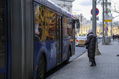 Moskova, Rusya - 26 Ocak 2020: Moskova 'da bir otobüs durağındaki otobüs görüntüsü