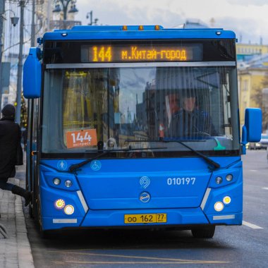 Moskova, Rusya - 26 Ocak 2020: Moskova caddesindeki bir otobüsün görüntüsü