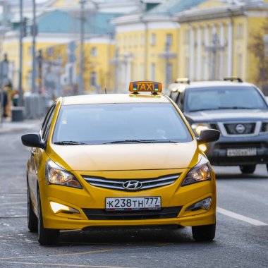 Moskova, Rusya - 26 Ocak 2020: Moskova caddesindeki taksi görüntüsü