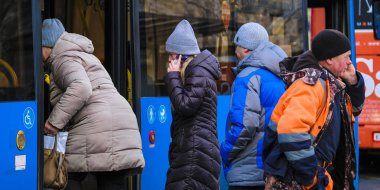 Moskova, Rusya - 26 Ocak 2020: Moskova 'da bir otobüs durağındaki otobüs görüntüsü