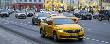 Moskova, Rusya - 26 Ocak 2020: Moskova caddesindeki taksi görüntüsü