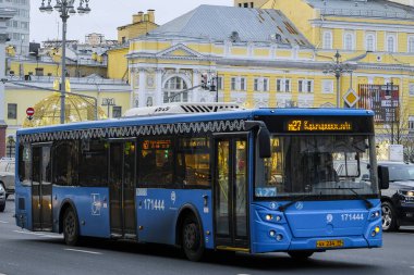 Moskova, Rusya - 26 Ocak 2020: Moskova caddesindeki bir otobüsün görüntüsü