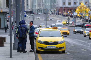 Moskova, Rusya - 26 Ocak 2020: Moskova caddesindeki taksi görüntüsü