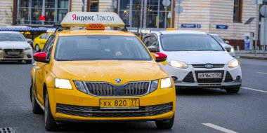 Moskova, Rusya - 26 Ocak 2020: Moskova caddesindeki taksi görüntüsü