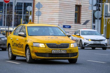 Moskova, Rusya - 26 Ocak 2020: Moskova caddesindeki taksi görüntüsü