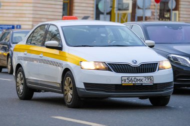 Moskova, Rusya - 26 Ocak 2020: Moskova caddesindeki taksi görüntüsü