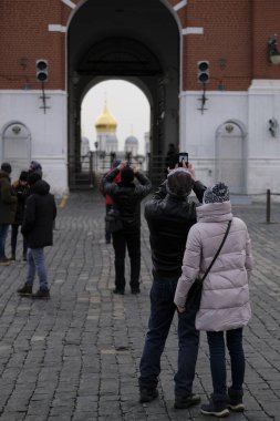Moskova, Rusya - 27 Ocak 2020: Moskova 'daki kemerden Archangel Katedrali' ni fotoğraflayan turist görüntüsü