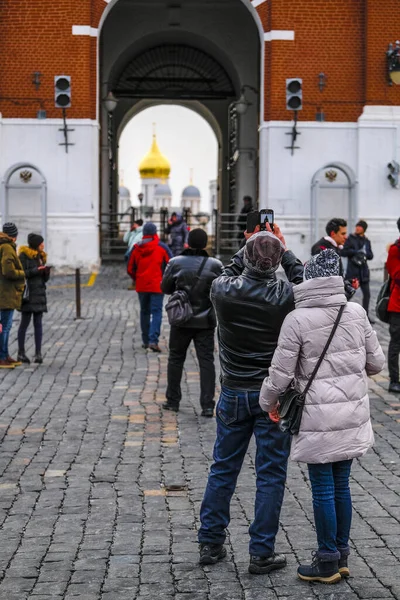 Москва Россия Января 2020 Года Фото Туристов Фотографирующих Архангельский Собор — стоковое фото