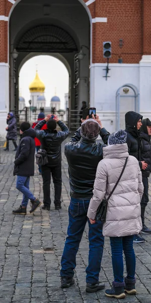 Moscow Russia January 2020 Image Tourists Photographing Archangel Cathedral Arch — Stock Photo, Image