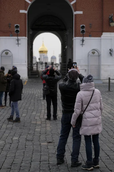 Moscow Russia January 2020 Image Tourists Photographing Archangel Cathedral Arch — Stock Photo, Image