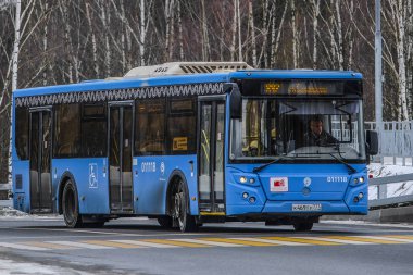 Moskova, Rusya - 10 Şubat 2020: Moskova, Rusya 'da düzenli bir otobüs görüntüsü