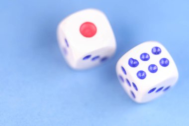 Renk arkaplanındaki zarların resmi