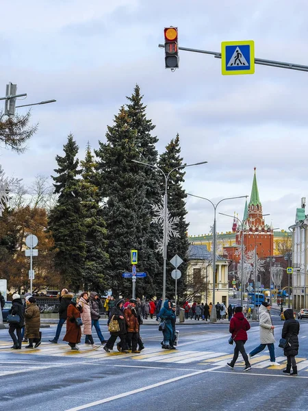 Moscú Rusia Febrero 2020 Los Peatones Cruzan Calle Moscú Rusia —  Fotos de Stock