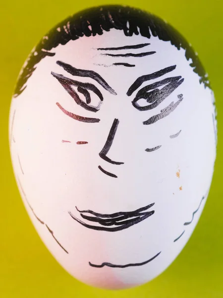 卵に顔を描く女 — ストック写真