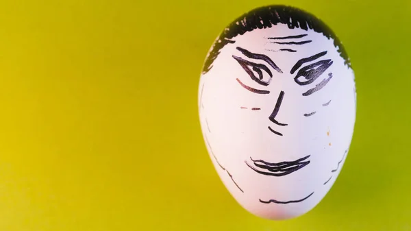 Женщина Рисует Лицо Яйце — стоковое фото