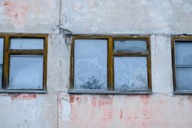 Terk edilmiş bir evin pencerelerinin görüntüsü