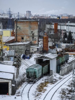 Moskova 'nın sanayi bölgesi ve demiryolu hattının görüntüsü