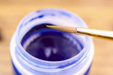 Mavi gouache ve fırçalı bir açık kutunun yakın plan görüntüsü