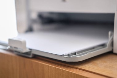 Kağıt tepsisinin yazıcıdaki resmini kapat