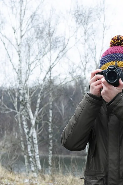 Bild Ung Man Fotografering Naturen — Stockfoto