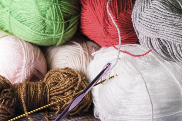 編み物の皮とかぎ針編みのフックで密接な背景 — ストック写真