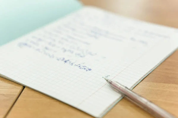 学校のノートのペンのイメージ — ストック写真