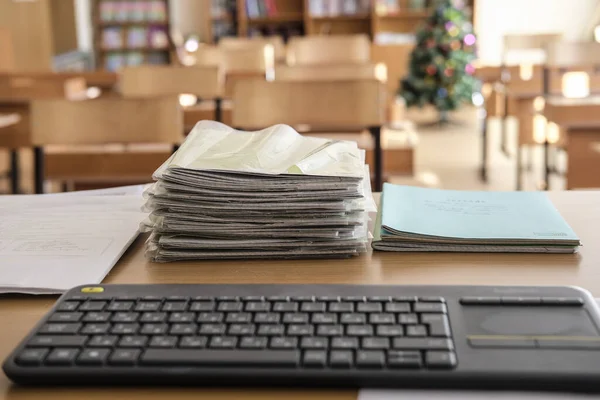 Afbeelding Van Een Stapel Notitieboekjes Een Schoolbureau — Stockfoto