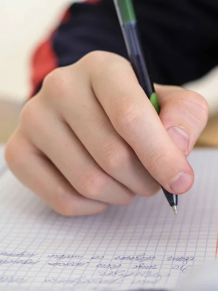 Wizerunek Dłoni Ucznia Piszącego Notatniku Szkolnym — Zdjęcie stockowe
