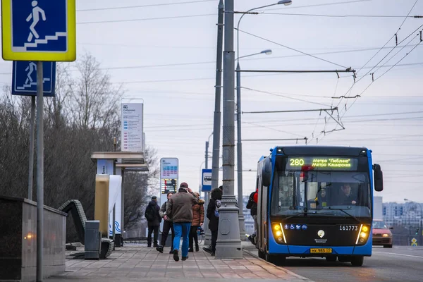 Moskwa Rusia Februari 2020 Gambar Sebuah Bus Dekat Halte Bus — Stok Foto