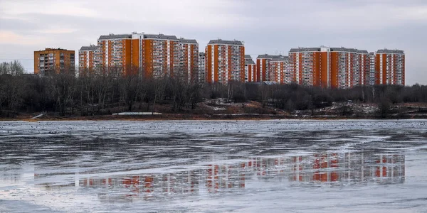 Moskova Yeni Bir Yerleşim Alanı Planda Donmuş Bir Gölet Görüntüsü — Stok fotoğraf