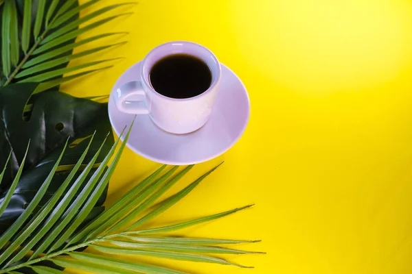 Bild Einer Tasse Kaffee Auf Gelbem Hintergrund Umgeben Von Tropischen — Stockfoto