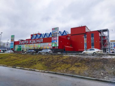 Moskova, Rusya - 2 Mart 2020: Moskova 'daki bir alışveriş merkezinin yakınındaki park halindeki arabaların görüntüleri