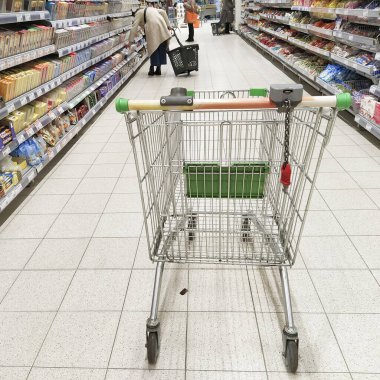 Klimovsk, Rusya - 3 Mart 2020: mağaza koridorundaki bir alışveriş arabasının görüntüsü