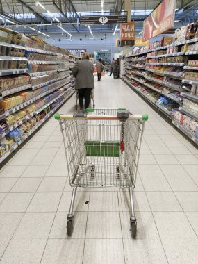 Klimovsk, Rusya - 3 Mart 2020: mağaza koridorundaki bir alışveriş arabasının görüntüsü