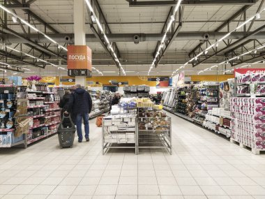 Klimovsk, Rusya - 3 Mart 2020: bir süpermarketin iç mekanı