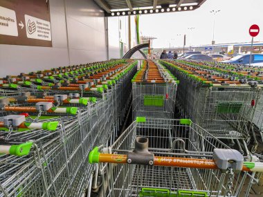 Klimovsk, Rusya - 3 Mart 2020: mağaza koridorundaki bir alışveriş arabasının görüntüsü